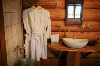 Гостиница Бобровая долина Ижевск Номер улучшенный семейный c баней (корпус Деревянный Этноотель)-8