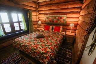 Гостиница Бобровая долина Ижевск Номер улучшенный семейный c баней (корпус Деревянный Этноотель)-1