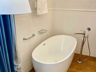 Гостиница Бобровая долина Ижевск Номер полулюкс Сарапул (Кунштюк судьбы) с 1 двуспальной кроватью (корпус Арт-отель)-6