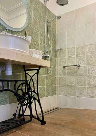 Гостиница Бобровая долина Ижевск Номер стандарт эконом Глазов (Город N) с 1 двуспальной кроватью (корпус Арт-отель)-3