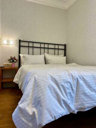 Гостиница Бобровая долина Ижевск Номер стандарт эконом Глазов (Город N) с 1 двуспальной кроватью (корпус Арт-отель)-1