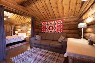 Гостиница Бобровая долина Ижевск Номер люкс с 1 двуспальной кроватью (корпус Деревянный Этноотель)-2