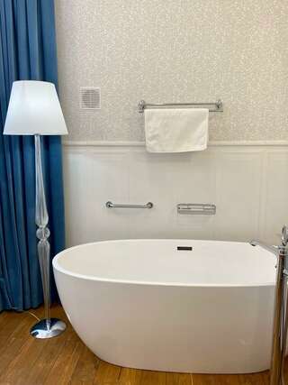 Гостиница Бобровая долина Ижевск Номер полулюкс Сарапул (Кунштюк судьбы) с 1 двуспальной кроватью (корпус Арт-отель)-4