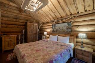 Гостиница Бобровая долина Ижевск Номер люкс с 1 двуспальной кроватью (корпус Деревянный Этноотель)-1