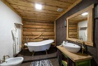 Гостиница Бобровая долина Ижевск Номер люкс с 1 двуспальной кроватью (корпус Деревянный Этноотель)-3