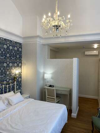 Гостиница Бобровая долина Ижевск Номер полулюкс Сарапул (Кунштюк судьбы) с 1 двуспальной кроватью (корпус Арт-отель)-2