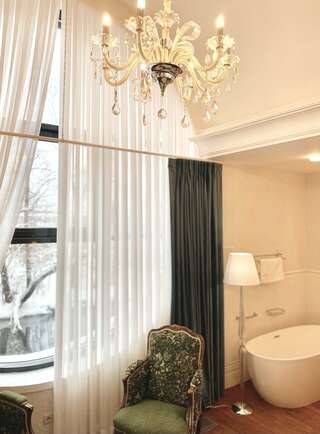 Гостиница Бобровая долина Ижевск Номер полулюкс Сарапул (Кунштюк судьбы) с 1 двуспальной кроватью (корпус Арт-отель)-1